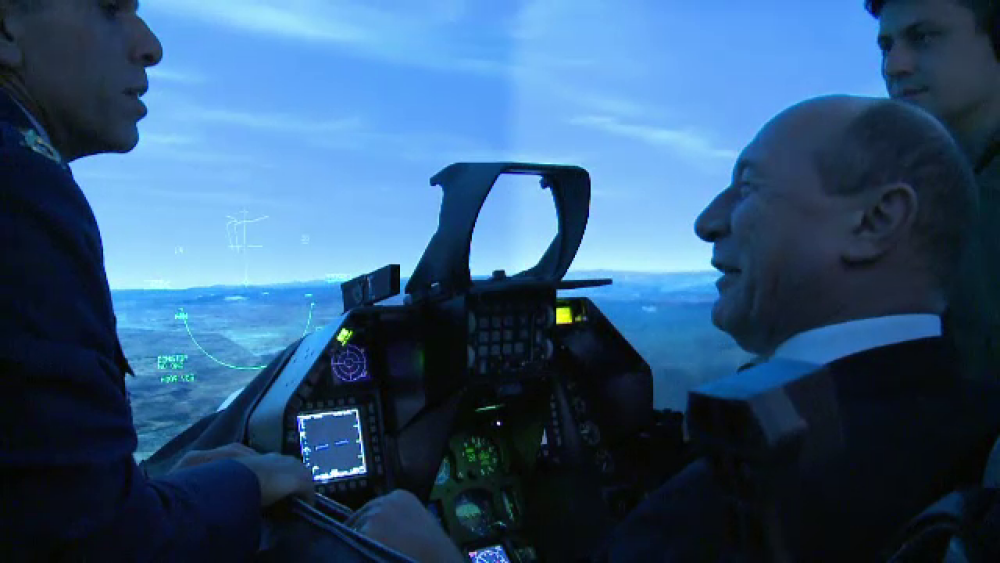 Avionul pilotat de Traian Basescu, atacat de inamici. Cum a decurs zborul Presedintelui in simulator - Imaginea 4