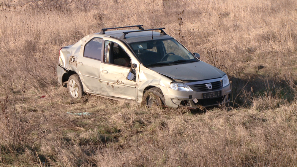 Accident langa Remetea Mare. O masina a derapat intr-o curba si s-a rostogolit pe camp. FOTO - Imaginea 7