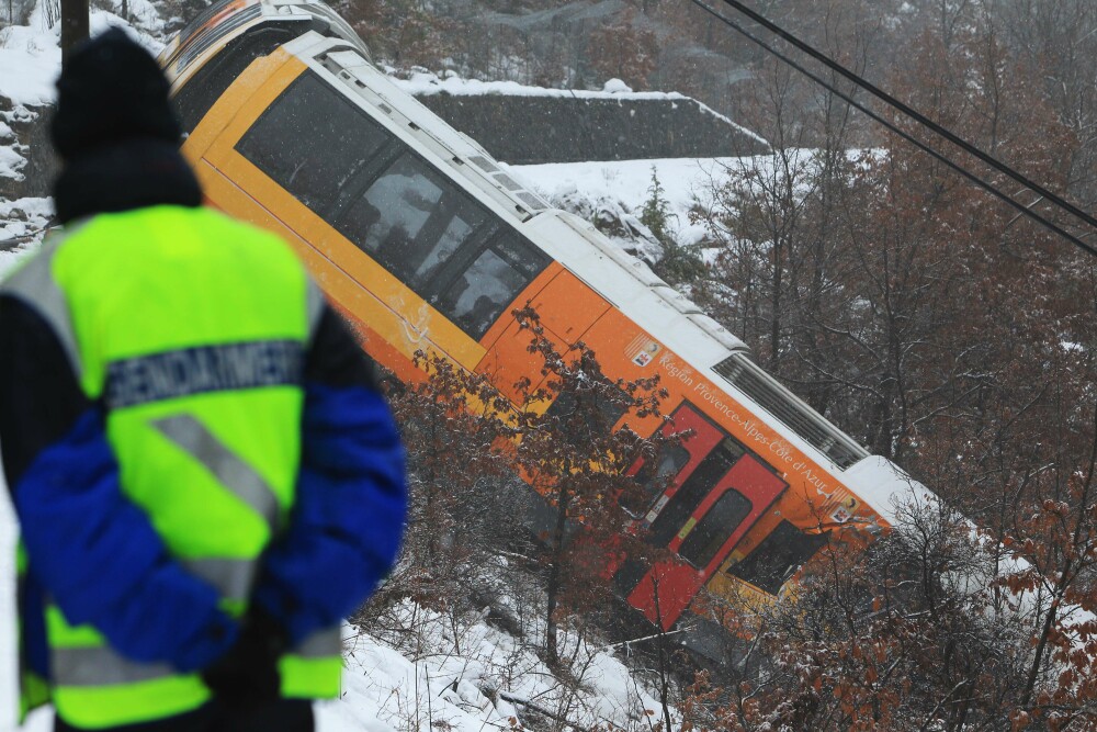Imagini impresionante din Alpii Francezi. Doua persoane au murit si noua au fost ranite dupa ce un tren turistic a deraiat - Imaginea 3