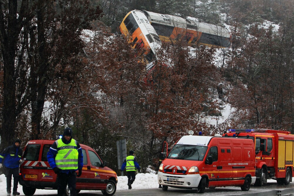 Imagini impresionante din Alpii Francezi. Doua persoane au murit si noua au fost ranite dupa ce un tren turistic a deraiat - Imaginea 2