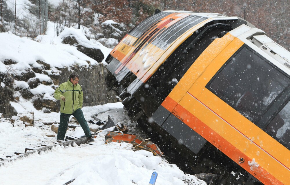 Imagini impresionante din Alpii Francezi. Doua persoane au murit si noua au fost ranite dupa ce un tren turistic a deraiat - Imaginea 1
