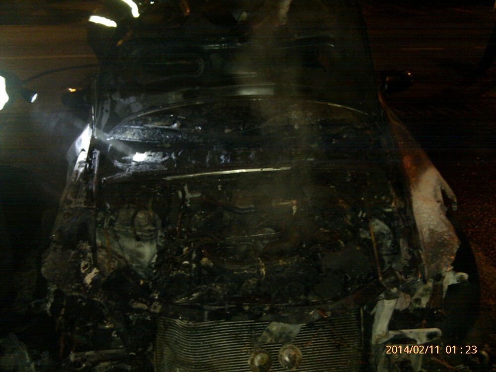 O masina de cateva zeci de mii de euro a fost mistuita de flacari, la Oradea. Focul a fost pus intentionat. FOTO - Imaginea 1