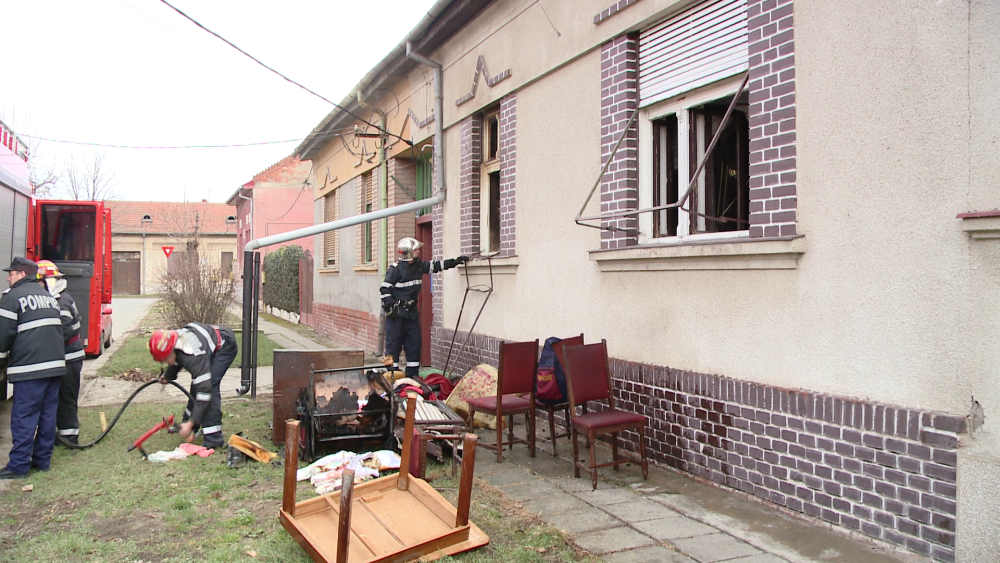 FOTO. Incendiu la o casa din Timisoara. O incapere a ars complet din cauza unui scurtcircuit la priza - Imaginea 2