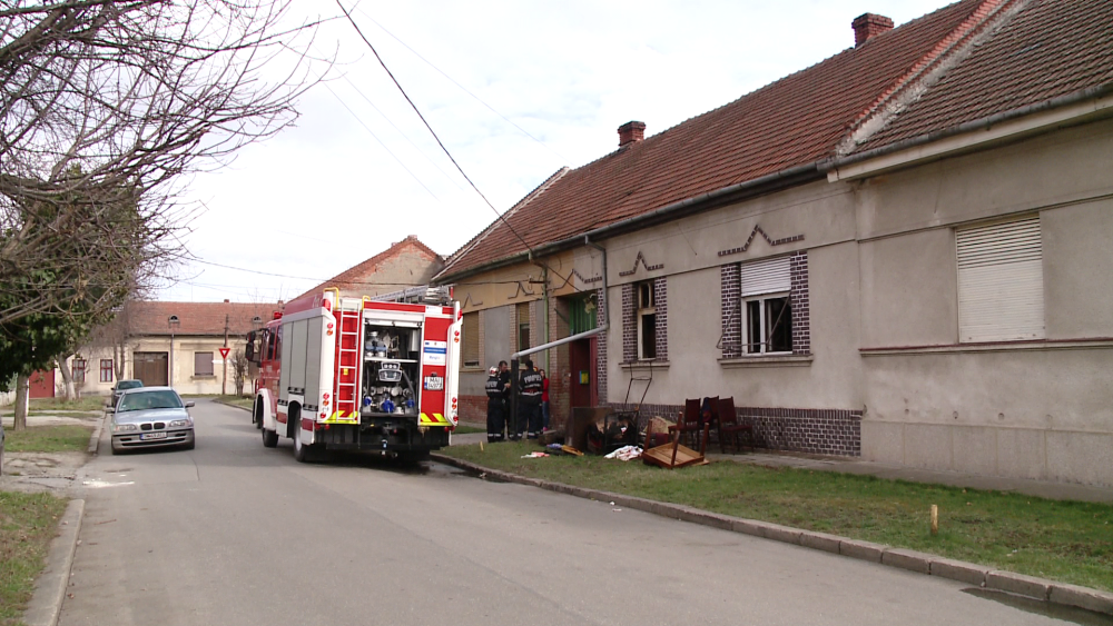 FOTO. Incendiu la o casa din Timisoara. O incapere a ars complet din cauza unui scurtcircuit la priza - Imaginea 4