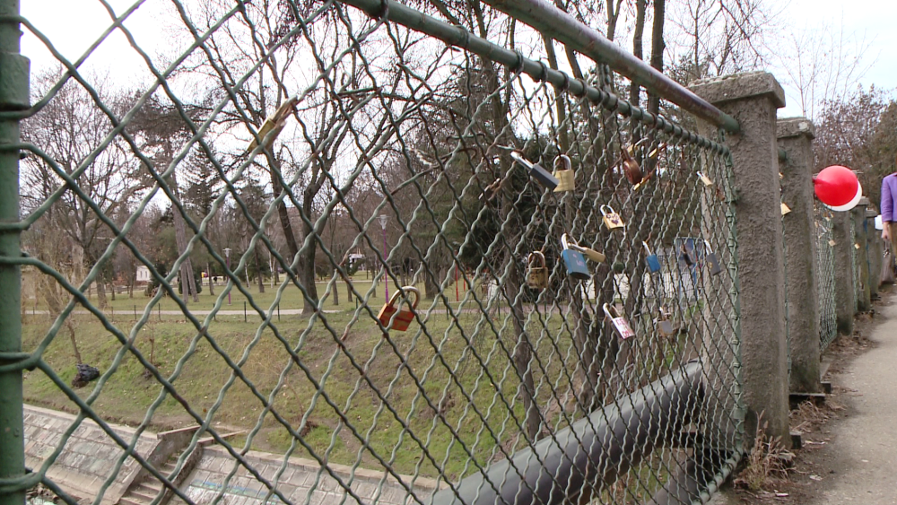 Indragostitii si-au jurat iubire vesnica si au ferecat lacate, pe podul de langa Parcul Copiilor. FOTO - Imaginea 3