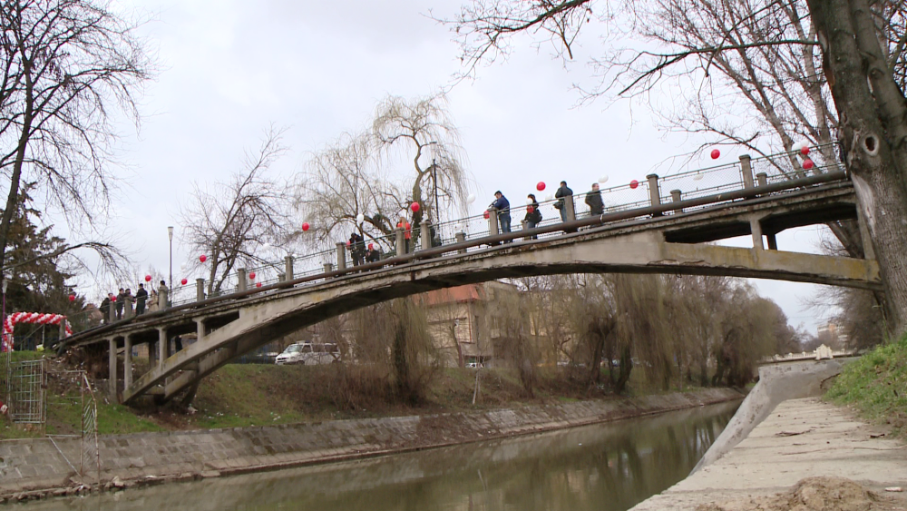 Indragostitii si-au jurat iubire vesnica si au ferecat lacate, pe podul de langa Parcul Copiilor. FOTO - Imaginea 7