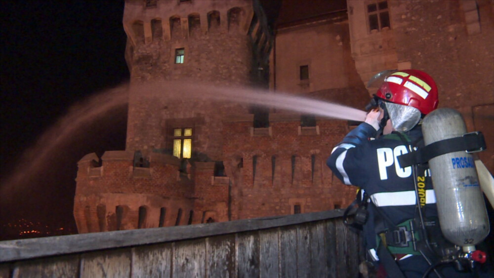 Incendiu la Castelul Corvinilor. Din fericire, a fost vorba doar despre un exercitiu al pompierilor din Hunedoara. FOTO - Imaginea 1