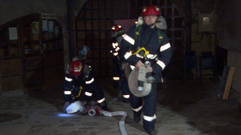 Incendiu la Castelul Corvinilor. Din fericire, a fost vorba doar despre un exercitiu al pompierilor din Hunedoara. FOTO - Imaginea 3