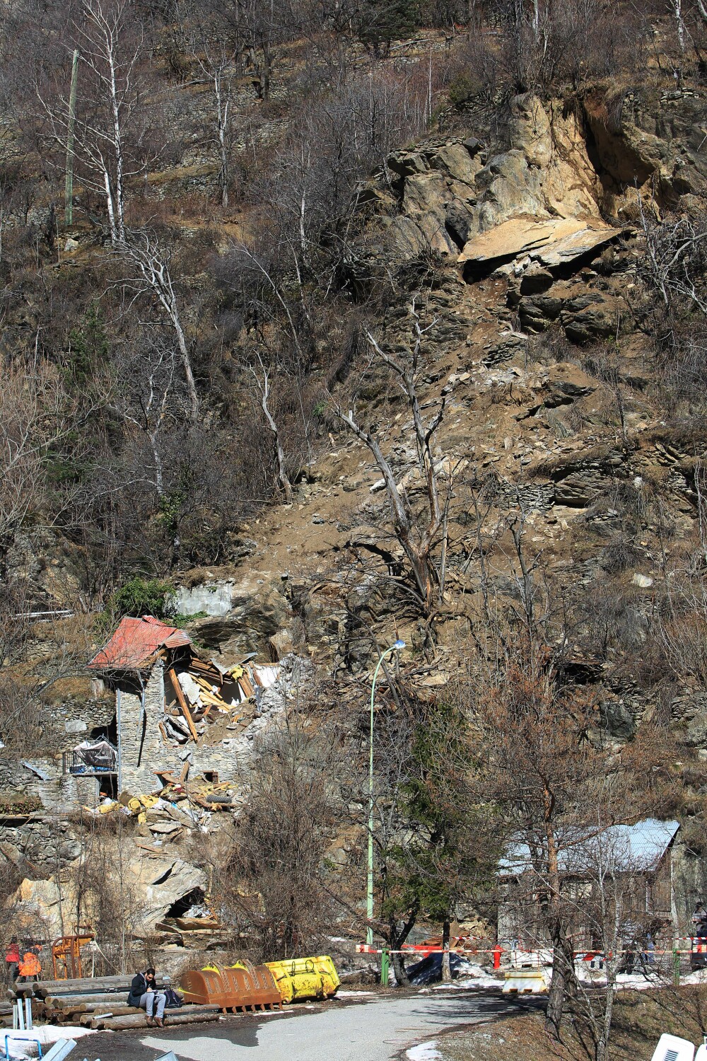 Accident cumplit in Alpii francezi. Un bolovan urias a distrus o cabana si a ucis doi copii - Imaginea 2