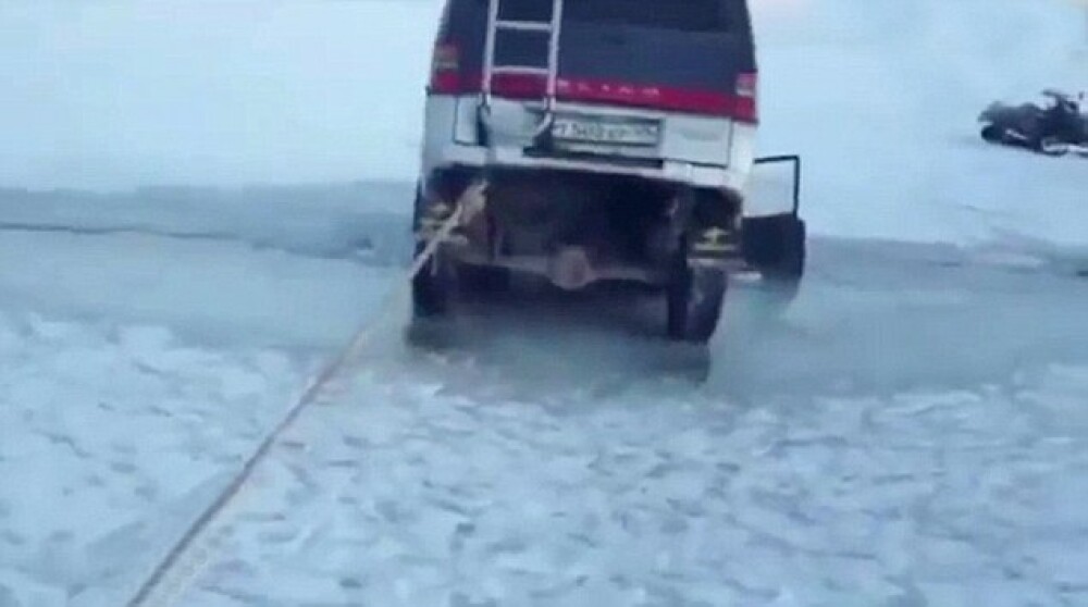 S-au dus la pescuit la copca si si-au vazut masinile inghite de apa. Experienta de groaza traita de cativa pescari rusi VIDEO - Imaginea 3