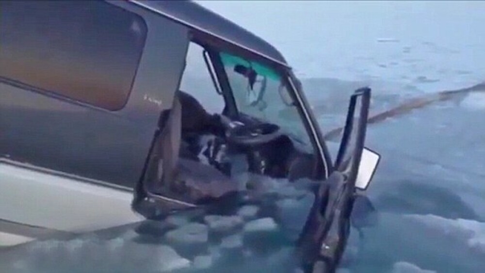 S-au dus la pescuit la copca si si-au vazut masinile inghite de apa. Experienta de groaza traita de cativa pescari rusi VIDEO - Imaginea 4