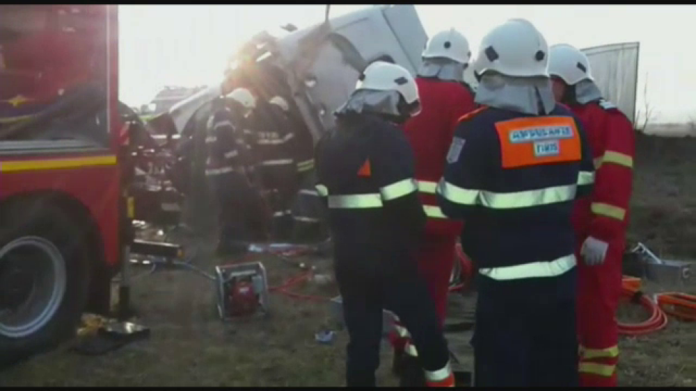FILMUL accidentului petrecut in Timis. Doi oameni si-au pierdut viata, iar un altul este in stare critica la spital - Imaginea 1