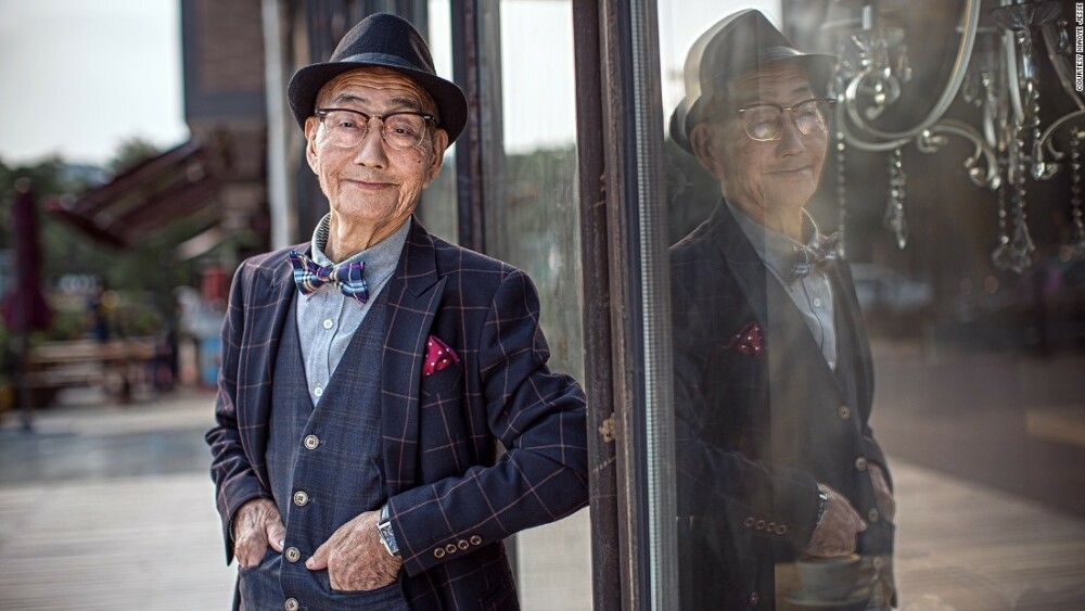 Un fermier de 85 de ani, din China, a fost transformat in fashion icon de nepotul sau. Imaginile s-au viralizat - Imaginea 6