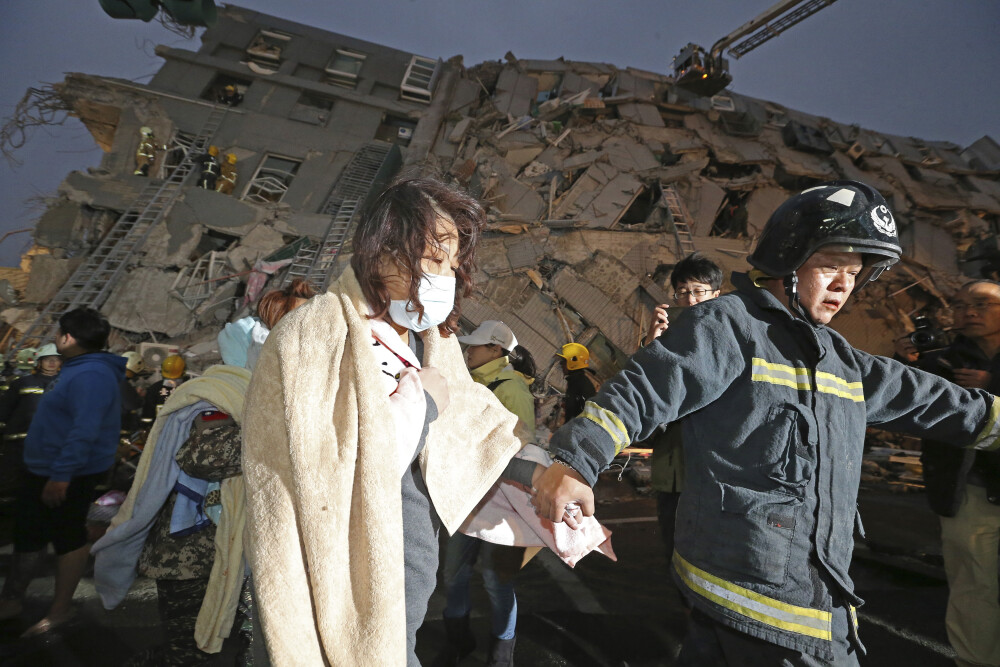 Bilantul cutremurului din Taiwan a crescut la 14 morti si 480 de raniti. Imaginile dezastrului filmate din drona - Imaginea 15