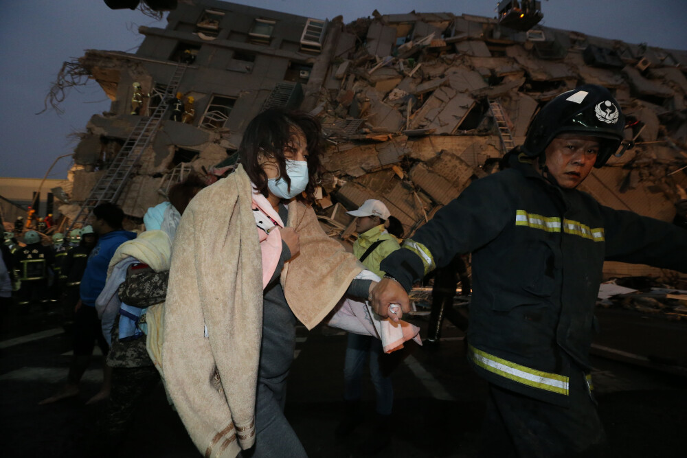 Bilantul cutremurului din Taiwan a crescut la 14 morti si 480 de raniti. Imaginile dezastrului filmate din drona - Imaginea 12