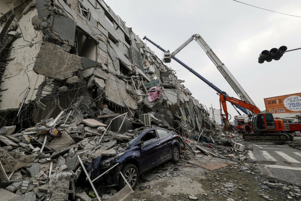 Bilantul cutremurului din Taiwan a crescut la 14 morti si 480 de raniti. Imaginile dezastrului filmate din drona - Imaginea 10