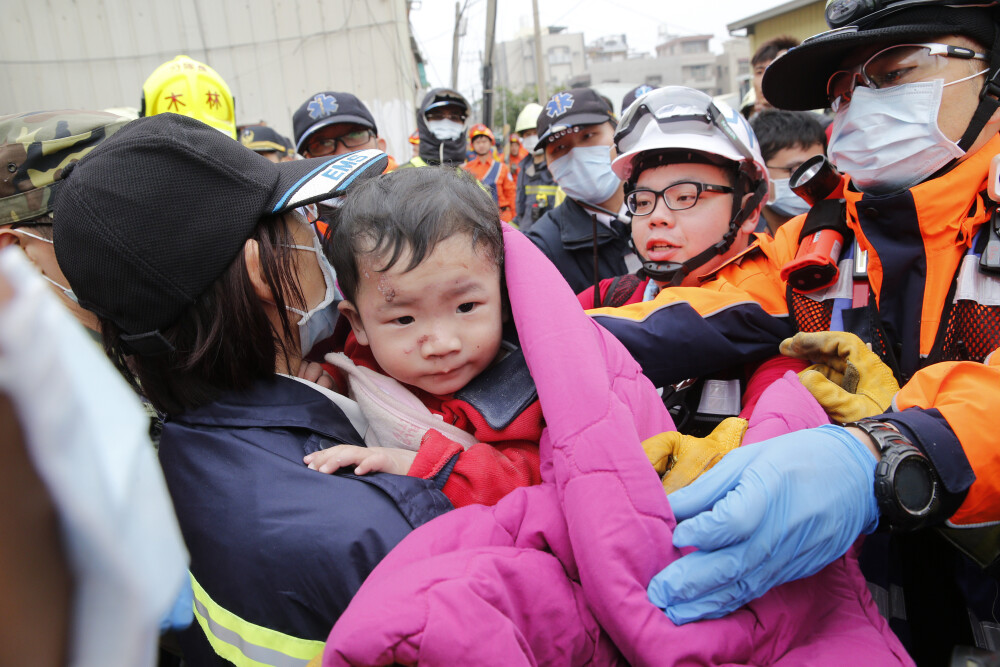 Bilantul cutremurului din Taiwan a crescut la 14 morti si 480 de raniti. Imaginile dezastrului filmate din drona - Imaginea 3