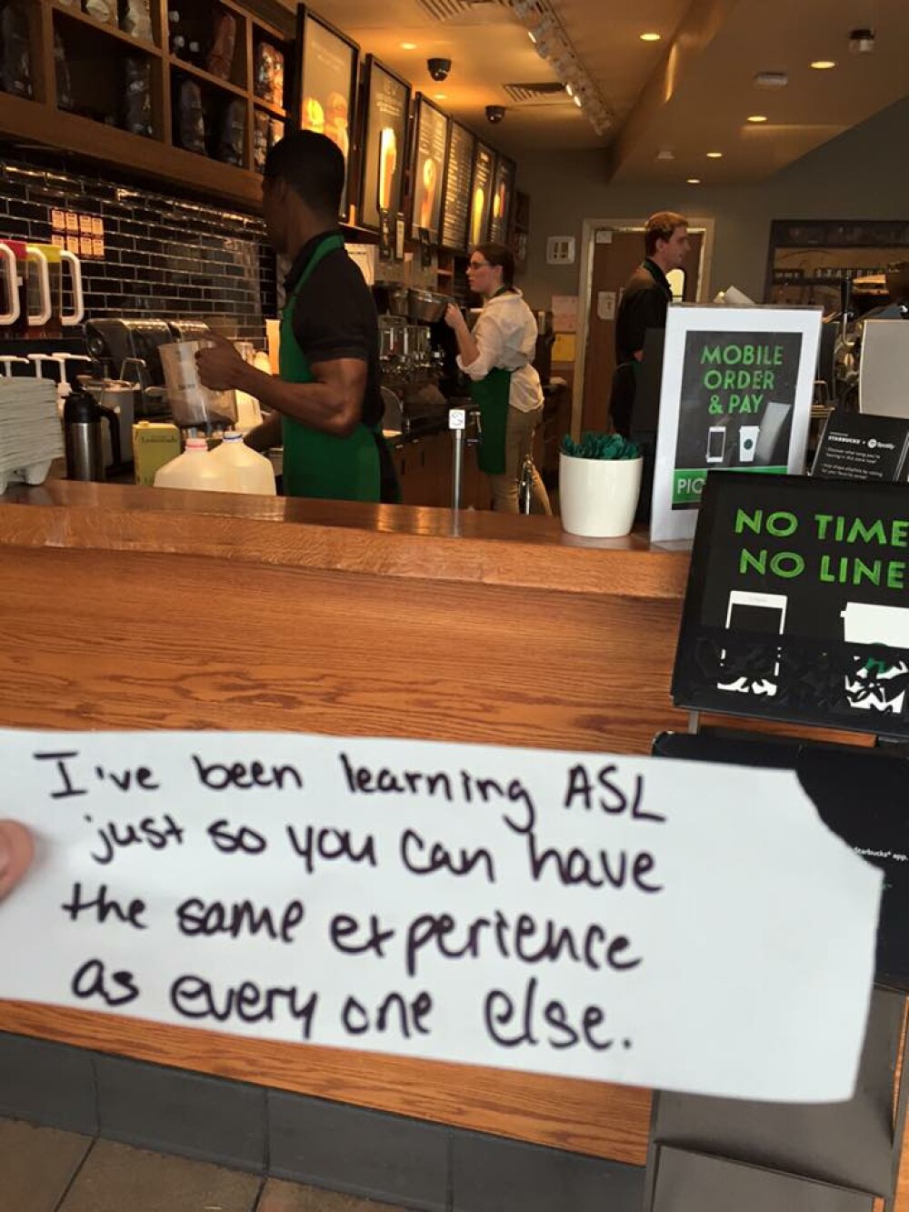 Gestul special pe care angajata unui Starbucks din SUA l-a facut pentru un client surd: 
