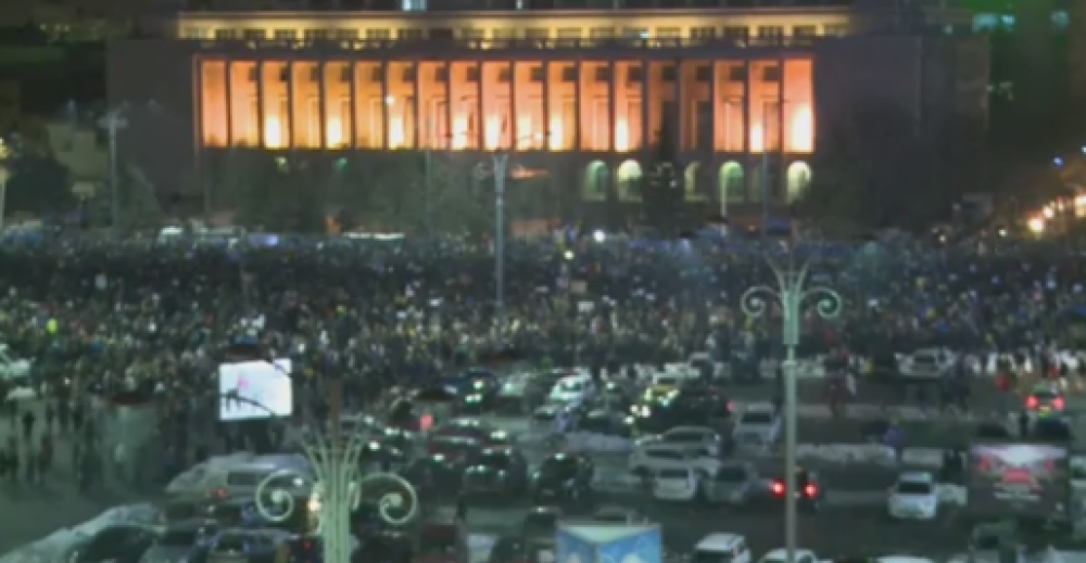 Filmul protestelor din Capitala, la care au participat 120.000 de oameni. Ciocniri intre jandarmi si cativa indivizi violenti - Imaginea 19