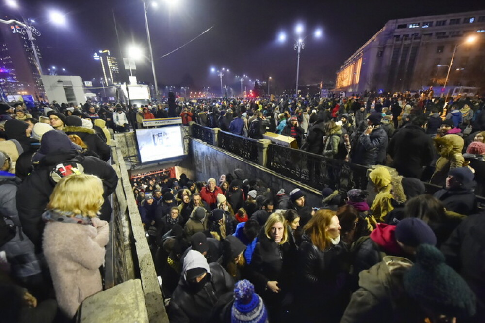 Filmul protestelor din Capitala, la care au participat 120.000 de oameni. Ciocniri intre jandarmi si cativa indivizi violenti - Imaginea 24