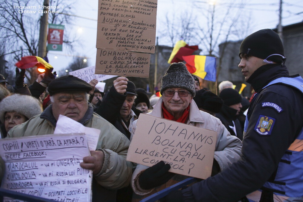 A treia zi de proteste la Cotroceni. Peste 2000 de sustinatori ai coalitiei PSD-ALDE, nemultumiti de discursul lui Iohannis - Imaginea 2