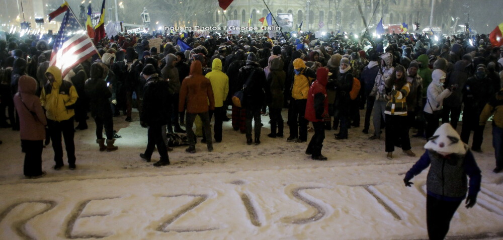Piata Victoriei din Capitala a fost iarasi animata, pentru a noua seara la rand, in ciuda ninsorii: 
