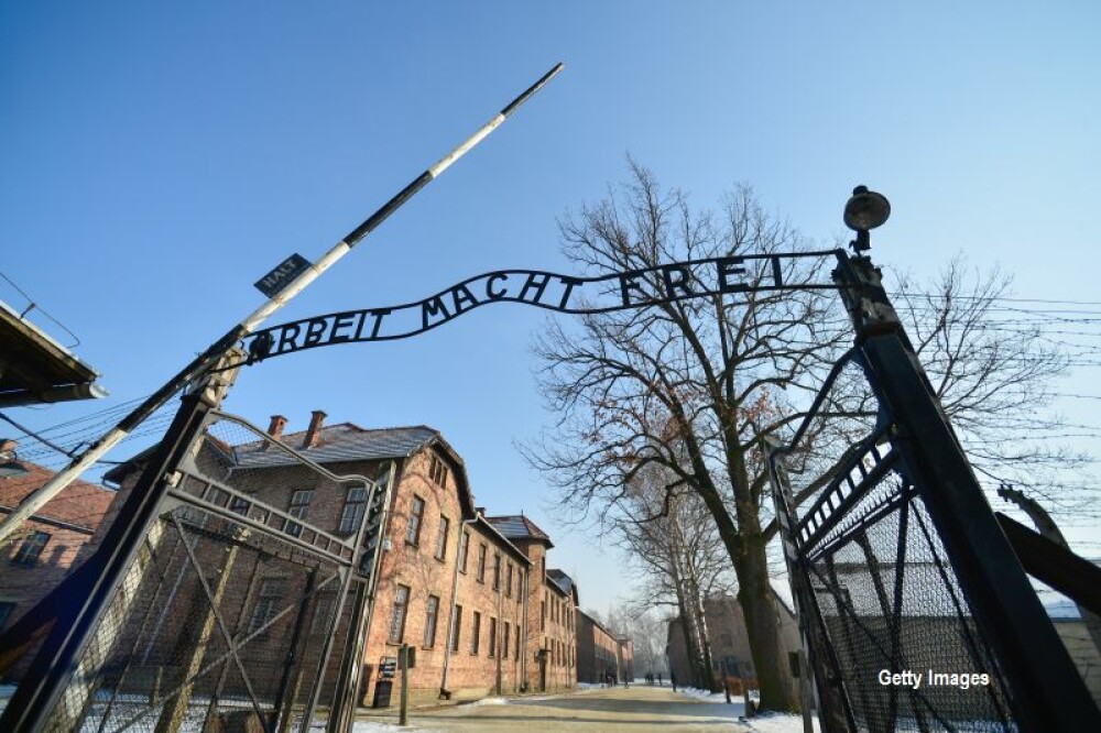 Imagini revoltătoare cu turiștii care vizitează Auschwitz. GALERIE FOTO - Imaginea 5