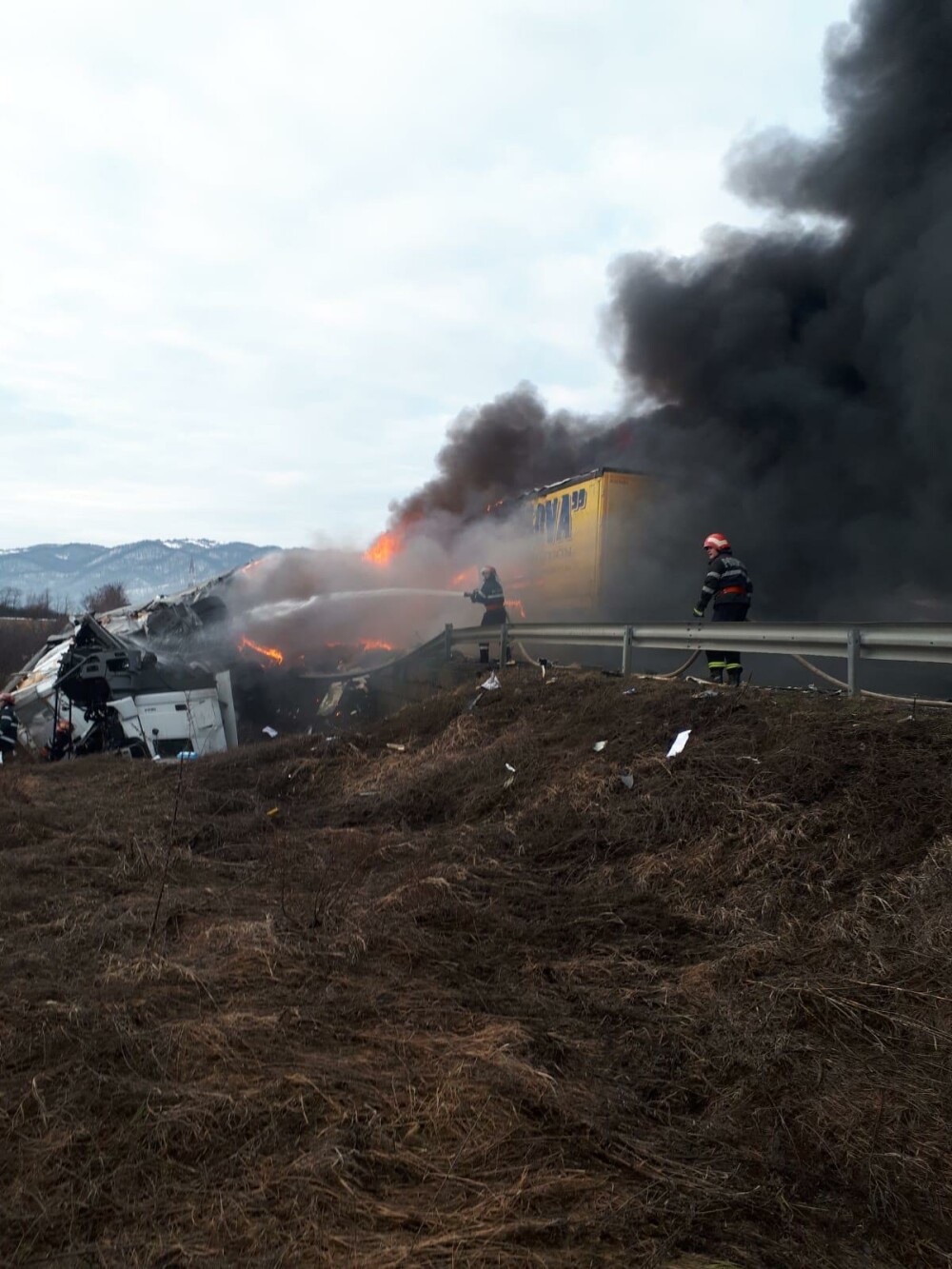 Cum s-a produs accidentul din Caraș-Severin. Șoferii TIR-urilor erau cetățeni străini - Imaginea 2