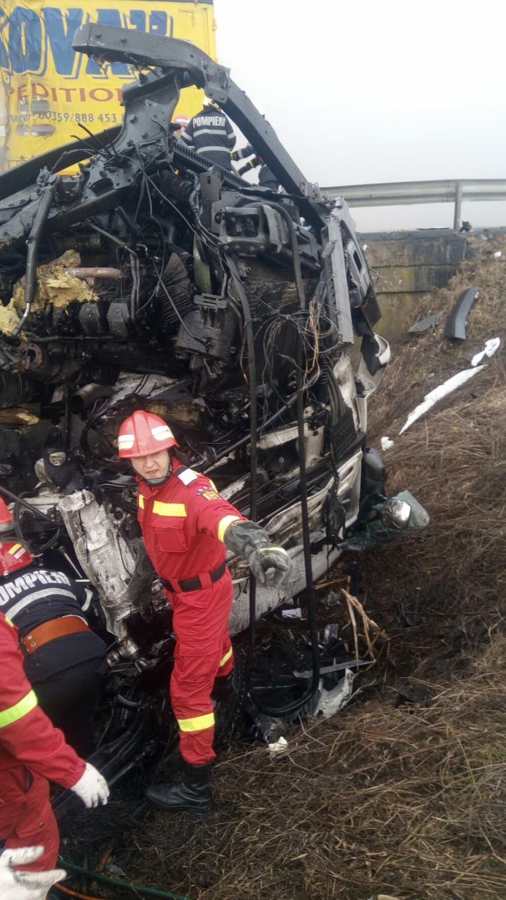 Cum s-a produs accidentul din Caraș-Severin. Șoferii TIR-urilor erau cetățeni străini - Imaginea 4