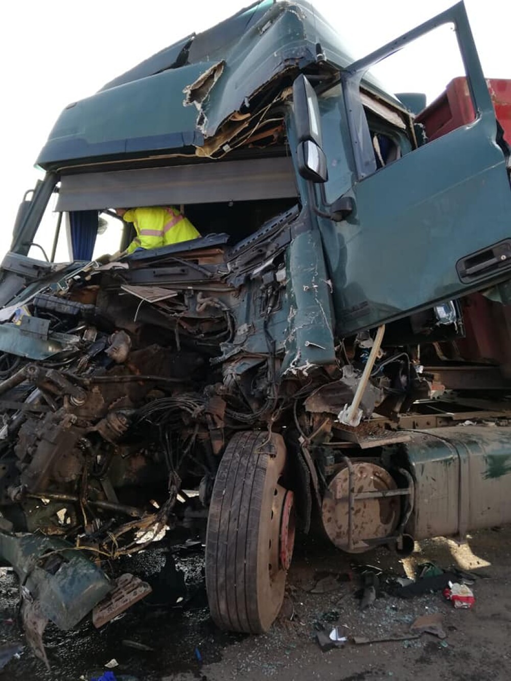 Șofer de TIR, strivit în cabină după un impact violent pe DN 7, la Simeria - Imaginea 2