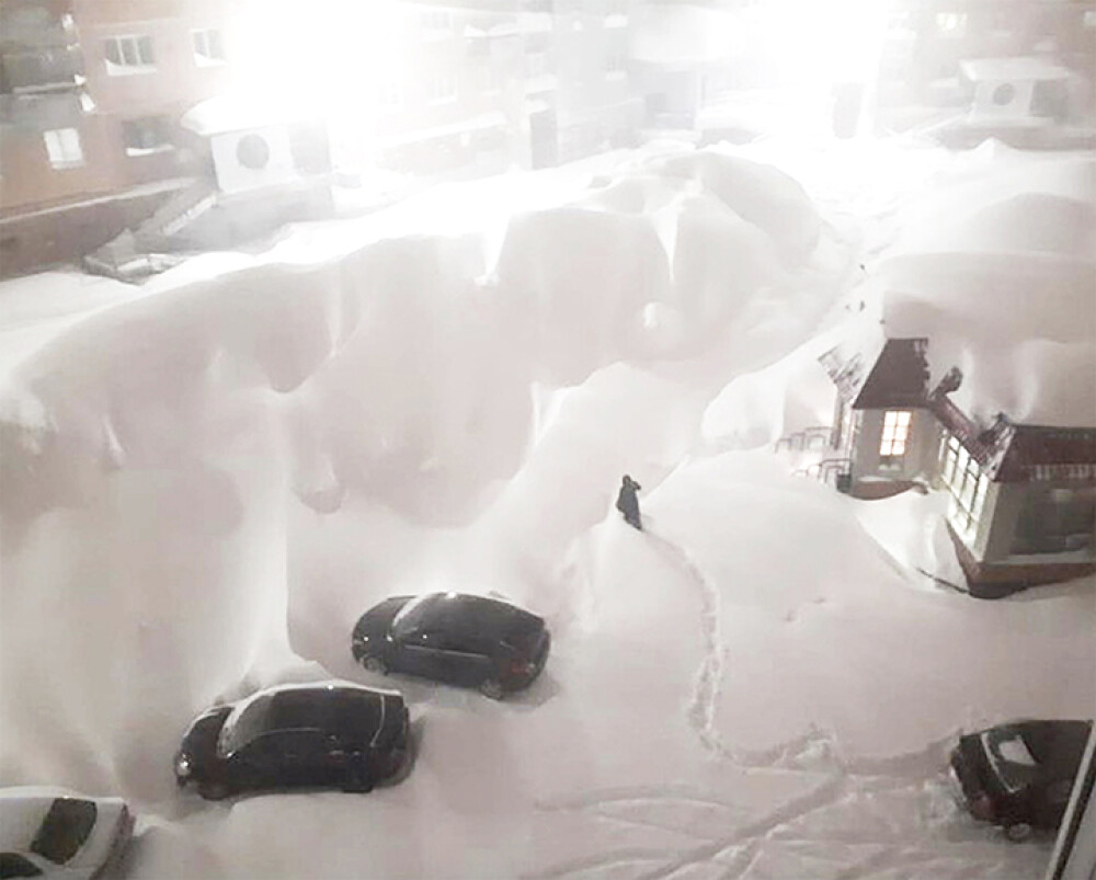 Oraşul unde stratul de zăpadă a ajuns la 4 metri. Oamenii ies din bloc sărind pe geam - Imaginea 1