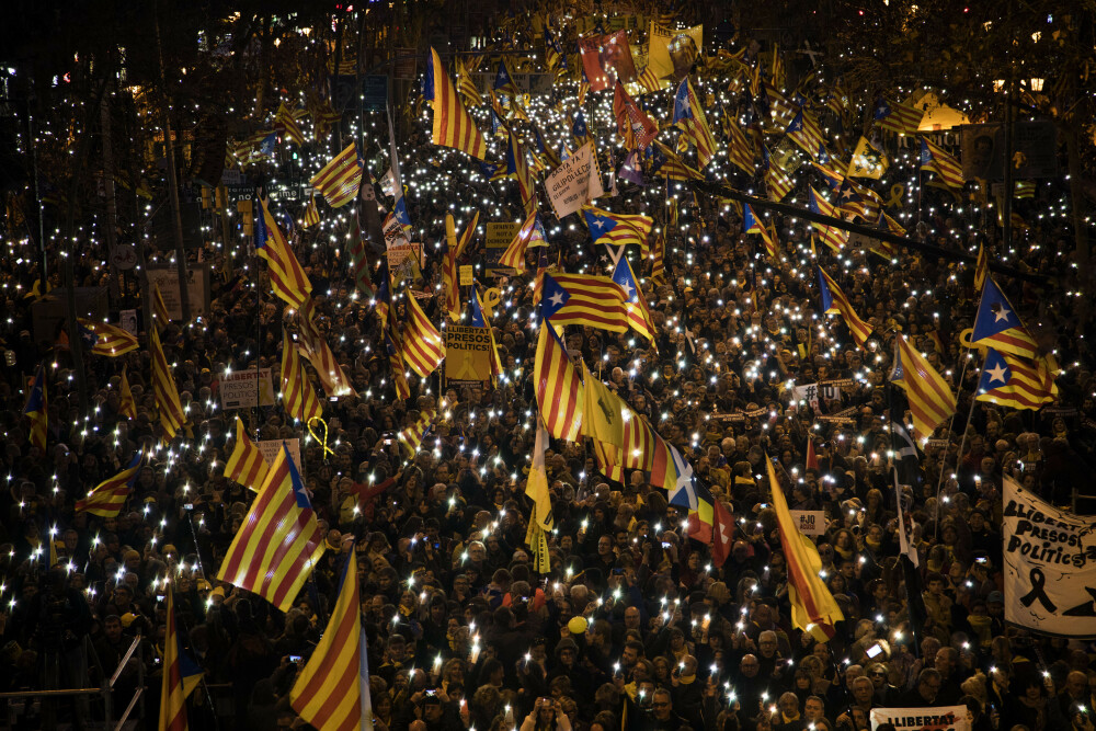 Cel puţin 200.000 de oameni au manifestat la Barcelona contra procesului intentat liderilor catalani - Imaginea 1