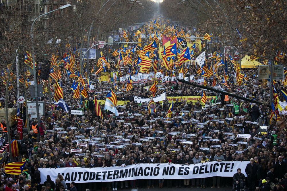 Cel puţin 200.000 de oameni au manifestat la Barcelona contra procesului intentat liderilor catalani - Imaginea 3