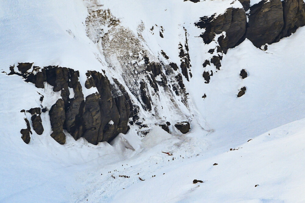 Avalanşă pe una dintre cele mai populare pârtii de schi. Turişti dispăruţi sub zăpadă - Imaginea 1