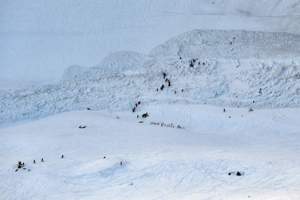 Avalanşă pe una dintre cele mai populare pârtii de schi. Turişti dispăruţi sub zăpadă - Imaginea 2