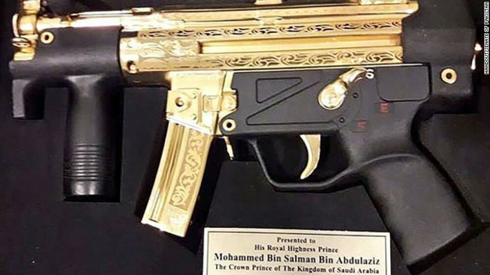 Cadou controversat pentru Mohammed bin Salman. Cine i-a oferit o mitralieră placată cu aur - Imaginea 1