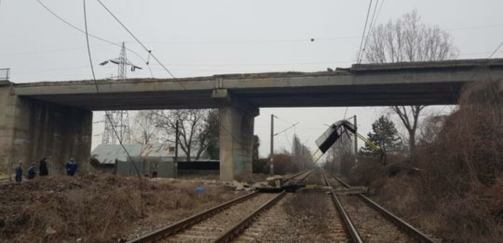 Podul căzut la Ploieşti putea zdrobi zeci de oameni. Oficial: 