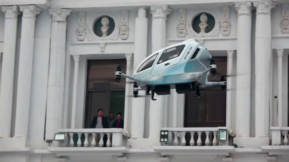 iLikeiT. Chinezii vor să înlocuiască maşinile cu drone de transport pasageri - Imaginea 1