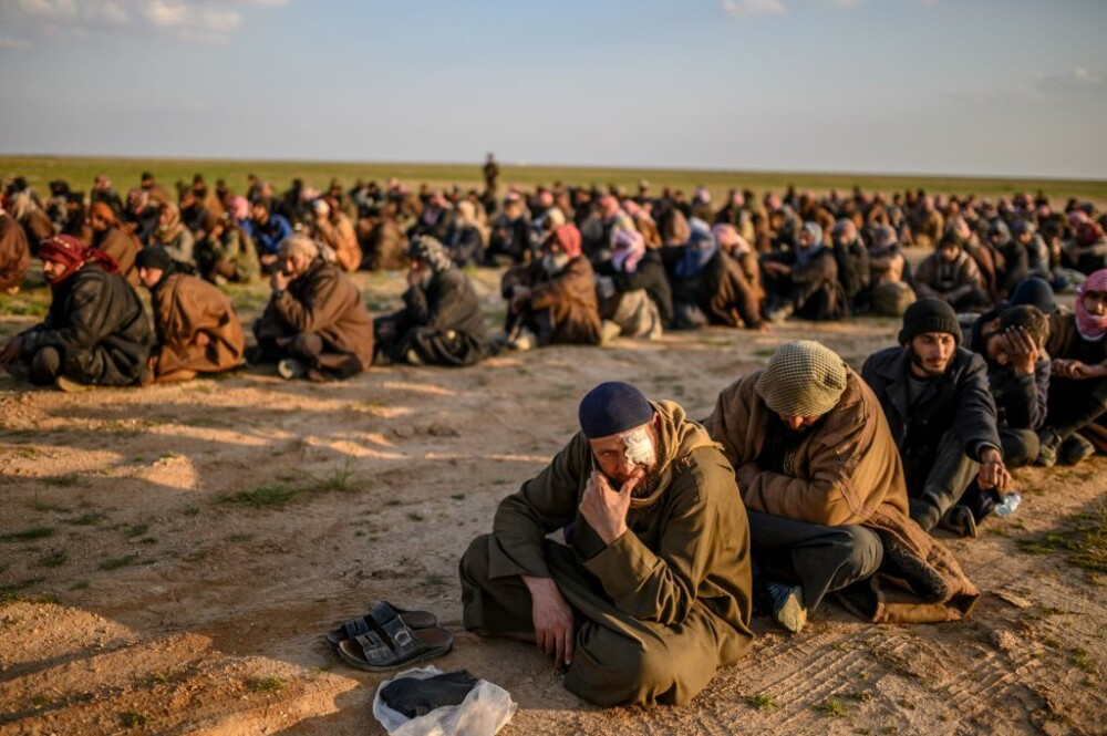 Ultimul marș al jihadiștilor. Militanții și familiile lor, evacuați din ultima redută ISIS - Imaginea 2