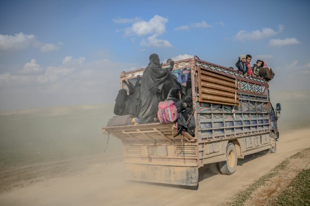 Ultimul marș al jihadiștilor. Militanții și familiile lor, evacuați din ultima redută ISIS - Imaginea 3