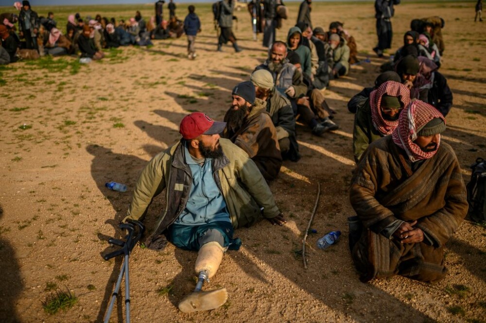 Ultimul marș al jihadiștilor. Militanții și familiile lor, evacuați din ultima redută ISIS - Imaginea 4