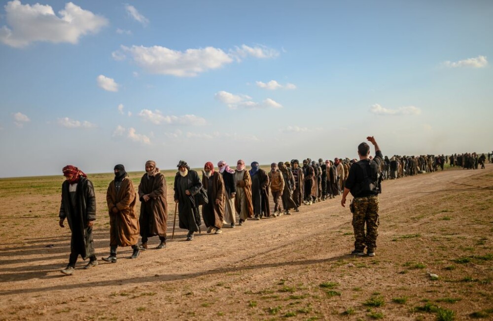 Ultimul marș al jihadiștilor. Militanții și familiile lor, evacuați din ultima redută ISIS - Imaginea 6