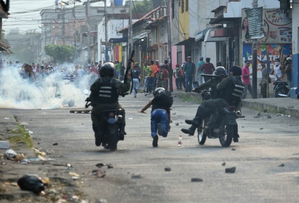 Violențe la granițele Venezuelei: 2 morți și 17 răniți. Mai mulți ofițeri au dezertat - Imaginea 1
