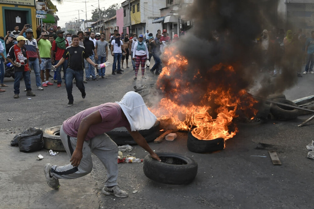 Violențe la granițele Venezuelei: 2 morți și 17 răniți. Mai mulți ofițeri au dezertat - Imaginea 2
