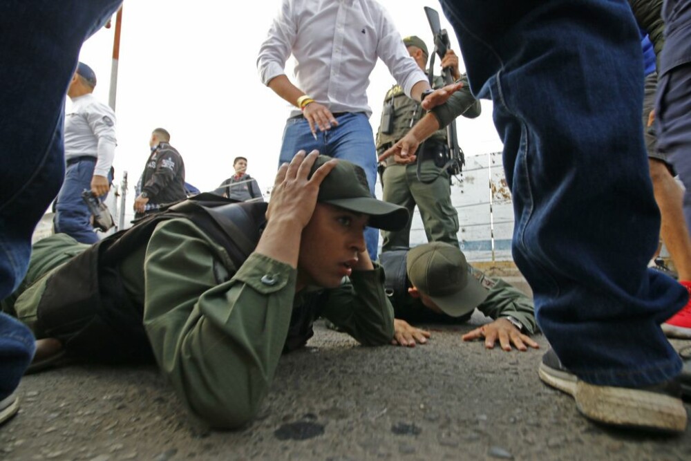 Violențe la granițele Venezuelei: 2 morți și 17 răniți. Mai mulți ofițeri au dezertat - Imaginea 5