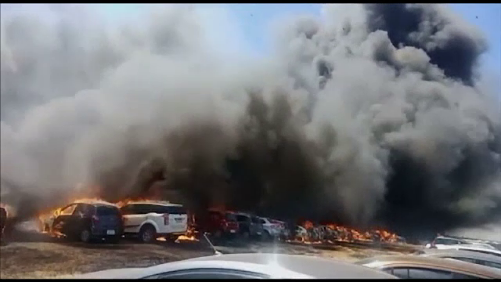 Dezastru la Aero Show India. Două avioane s-au ciocnit, 300 de maşini au ars în parcare - Imaginea 1