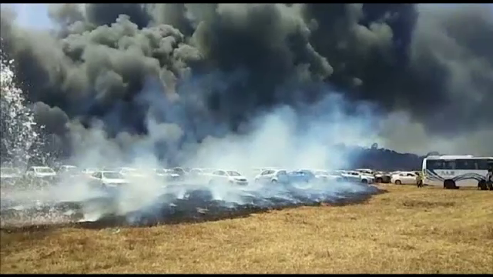 Dezastru la Aero Show India. Două avioane s-au ciocnit, 300 de maşini au ars în parcare - Imaginea 2