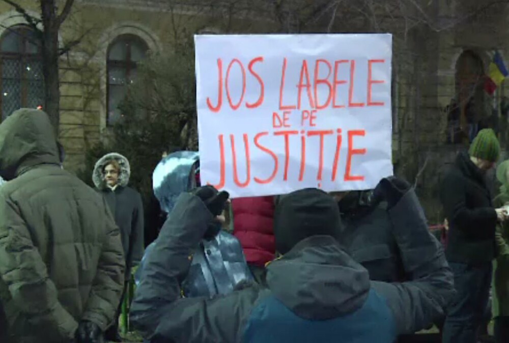 Protest în București față de OUG privind legile justiției. De ce a fost criticat Iohannis - Imaginea 2