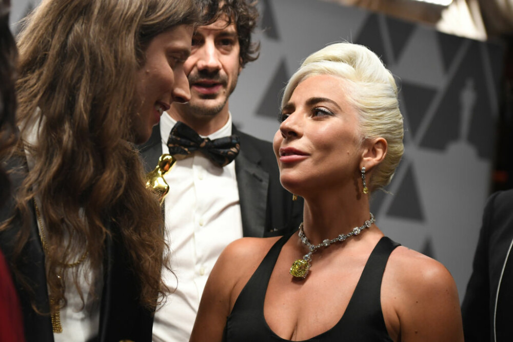 Oscar 2019. Lady Gaga cu un diamant uriaș la gât, purtat și de Audrey Hepburn - Imaginea 1