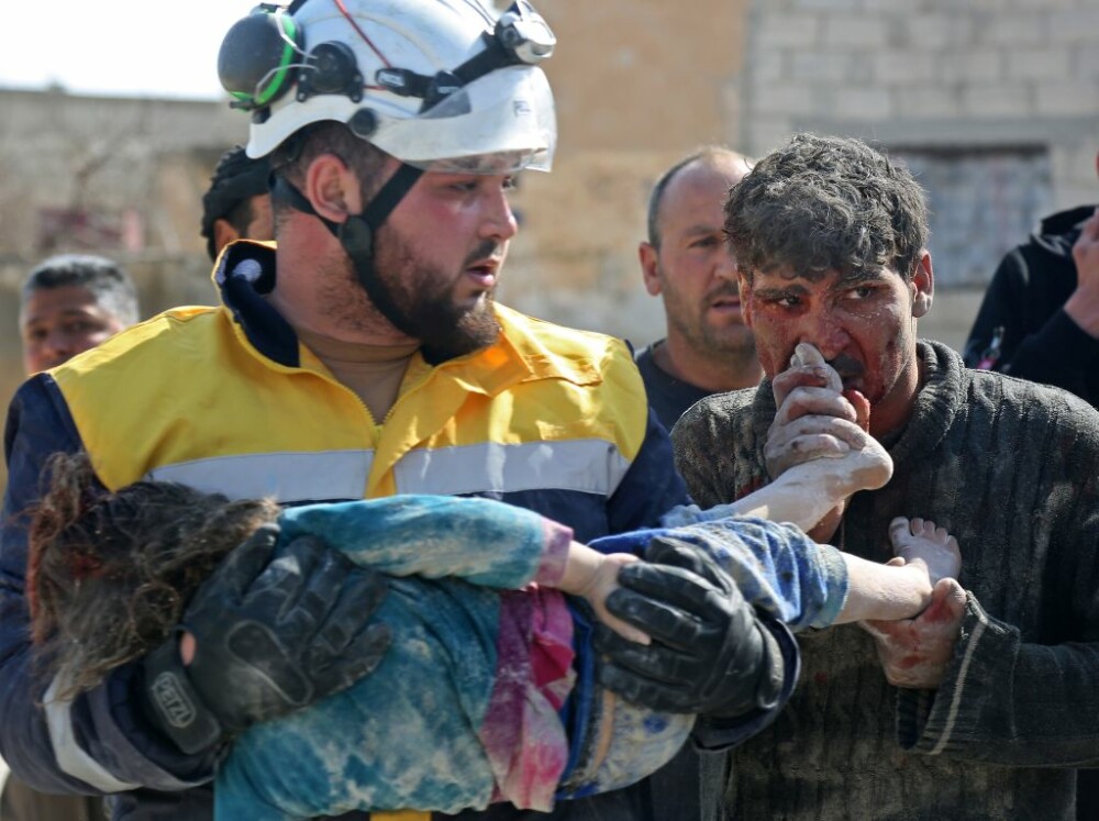 Imaginile dezastrului în Siria. Povestea fetiței care zace lângă sora sa decedată - Imaginea 1